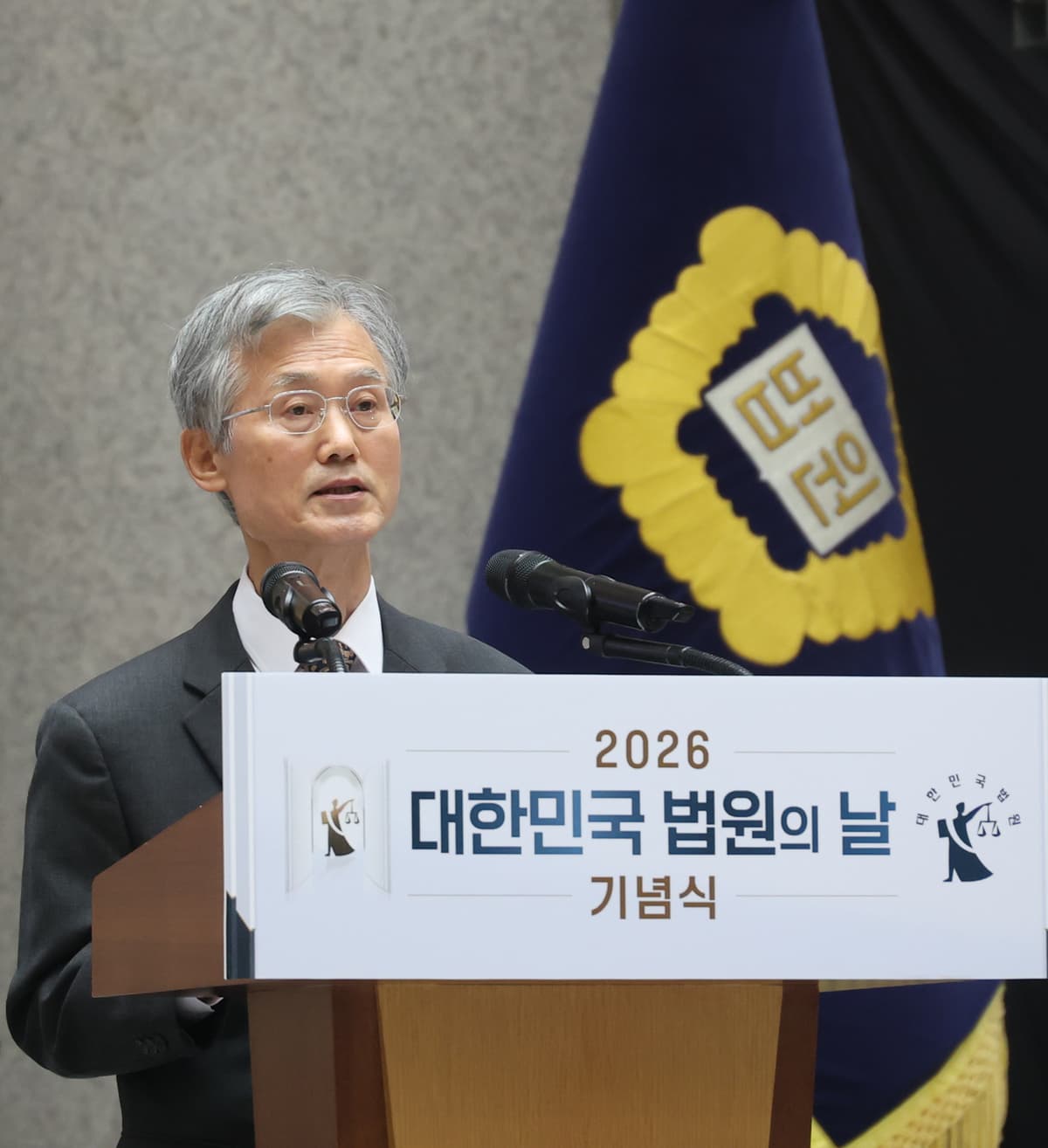 대법원장은 2주째 답하지 않았다