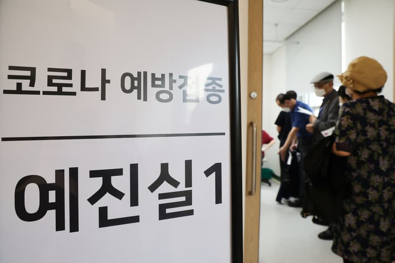 코로나 입원 환자, 100명 중 63명이 65세 이상입니다 — 이제 매년 접종합니다 💉