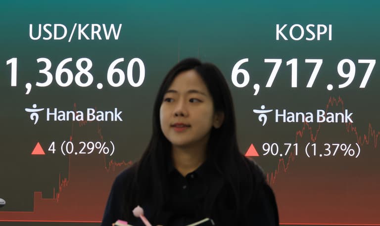 환율이 저점을 찍은 날부터 외국인은 팔았다