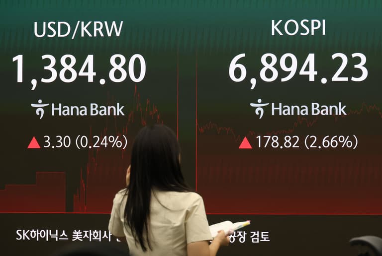환율 1383원인데, 전문가 20명 중 11명은 "1300원대가 맞다"고 했습니다 🎙️