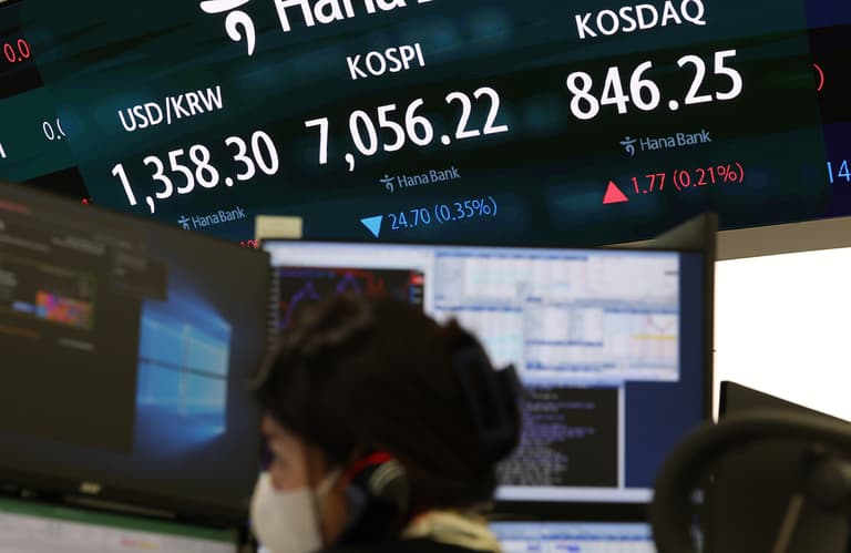 연휴 끝나고 열어보니, 삼성전자·SK하이닉스가 나란히 4% 빠져 있습니다 🧨