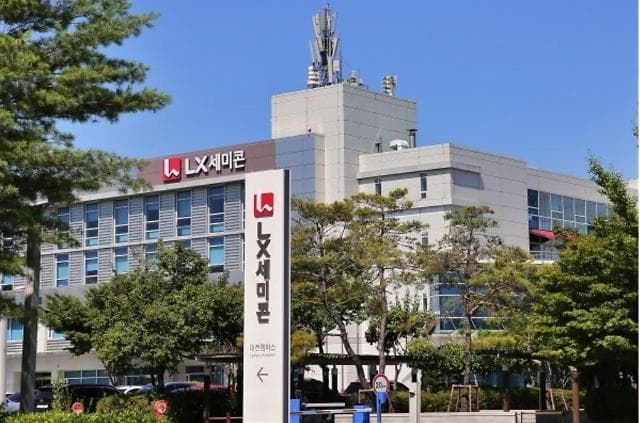 삼성디스플레이가 처음으로 LG 계열사 칩을 받습니다