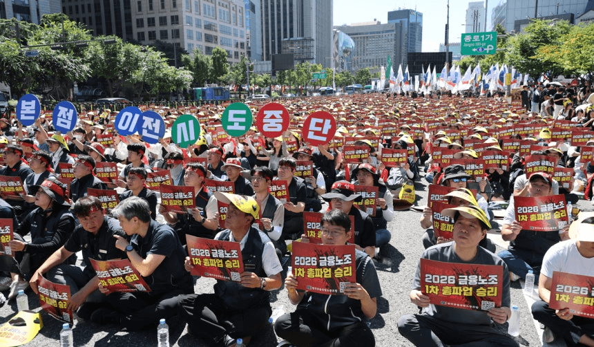 내년 4월, 은행 문 앞에서 30분 더 기다립니다