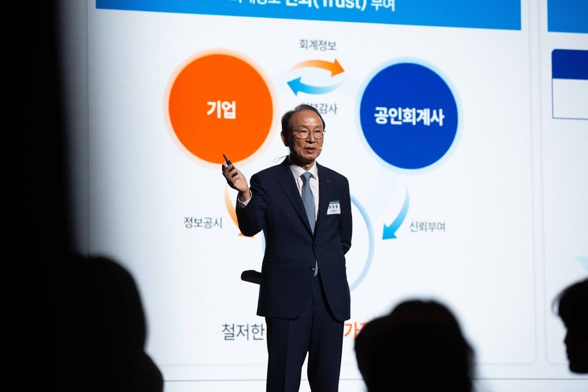 900명이 한 호텔에 모여 같은 문장을 소리 내 읽었습니다