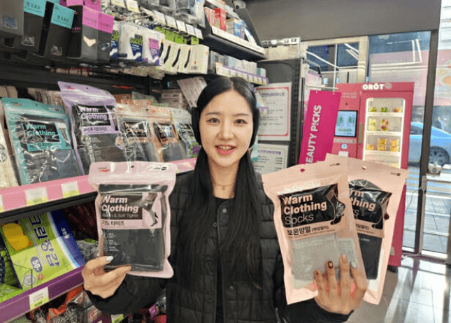 다이소에 밀린 편의점, 경량패딩·캐시미어 니트로 매대 채우다
